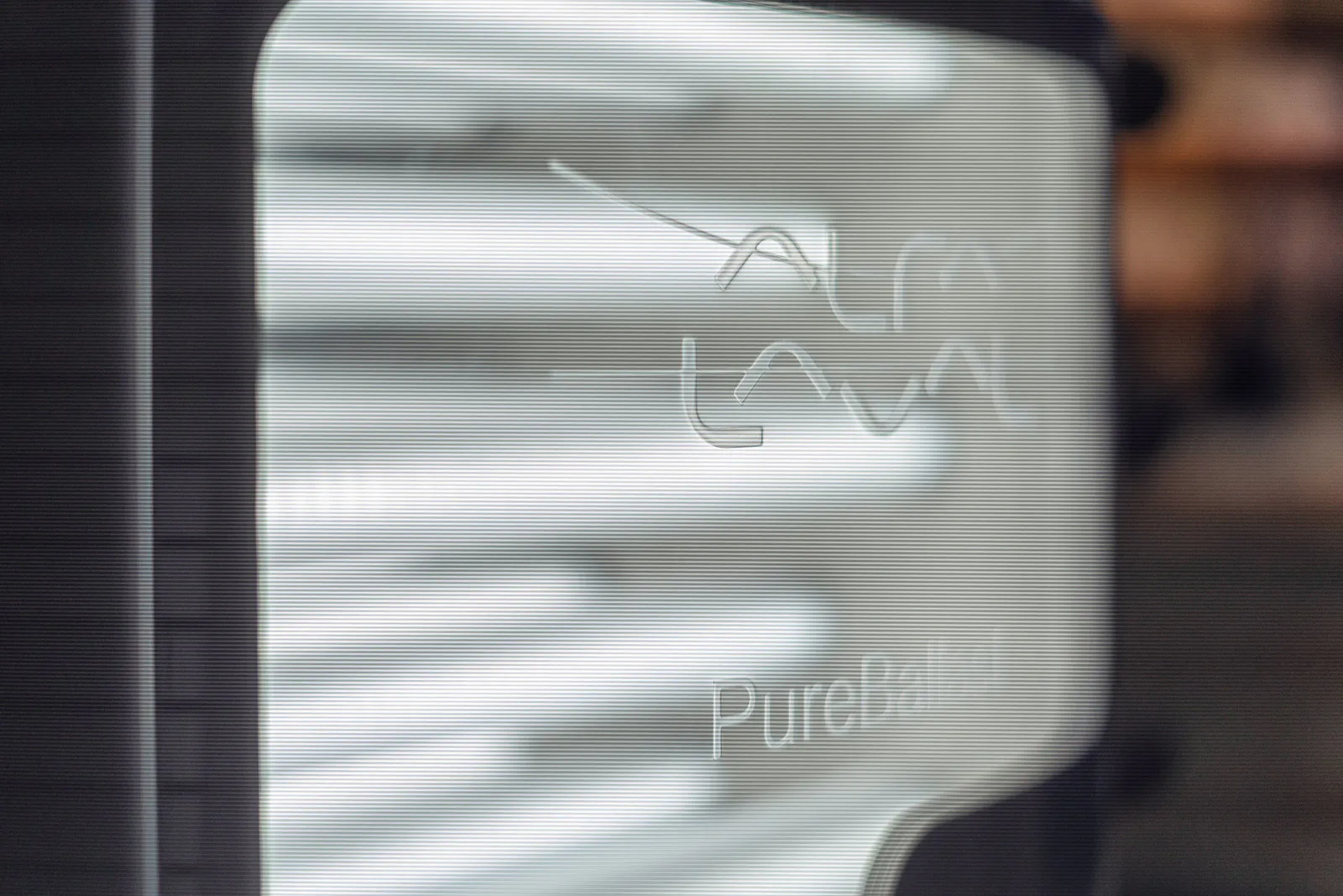 Nahaufnahme einer beleuchteten Gerätefront mit Alfa-Laval-Logo und PureBallast-Schriftzug am Messestand.