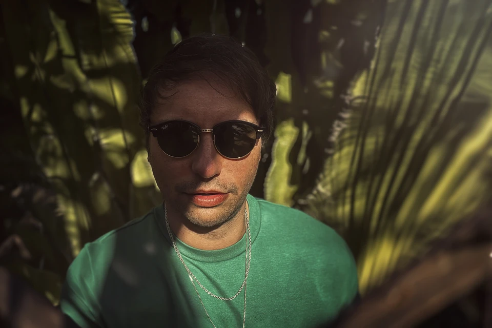 Marcus Barthel mit Sonnenbrille und grünem T-Shirt, Fotograf und Videograf in Hamburg