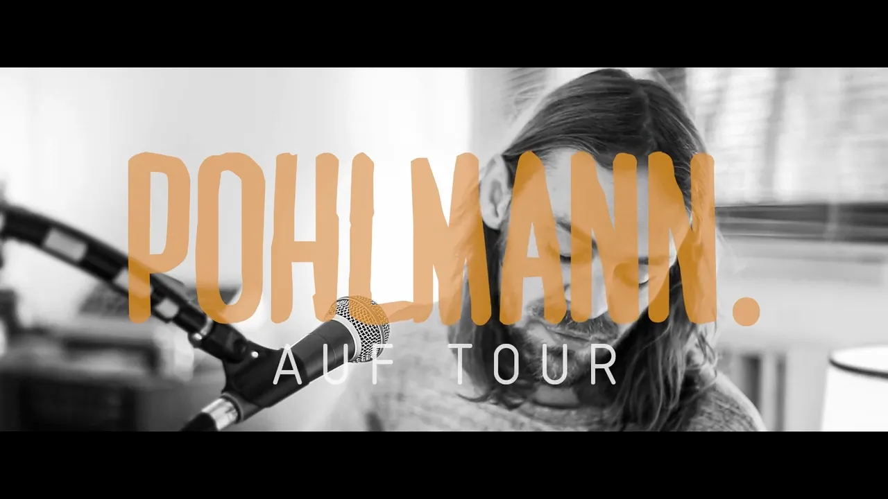 Schwarz-weiß-Aufnahme eines langhaarigen Mannes am Mikrofon, darüber orange-weißer Schriftzug Pohlmann. Auf Tour.