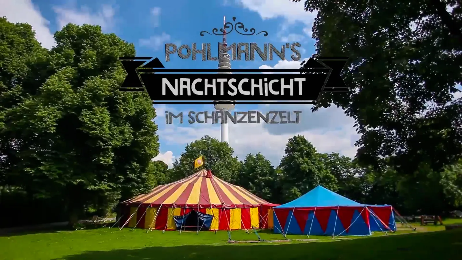 Rot-gelbes Zirkuszelt und blau-rotes Nebenzelt auf einer Wiese mit Bäumen, darüber Schriftzug Pohlmann’s Nachtschicht.